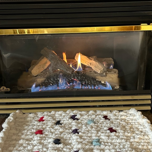 Handmade chunky knit Cream coloured pet bed with multi coloured hearts - Picture 2 of 5
